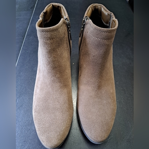 Blondo Chelsea Tan Suede Ankle Bootiel  Size 8.5 - Picture 2 of 12